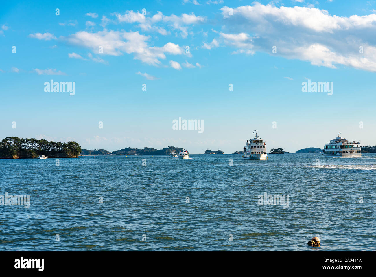 Matsushima Bay crociere turistiche a. Baia di Matsushima È classificata come una delle tre viste del Giappone. Prefettura di Miyagi, Giappone Foto Stock