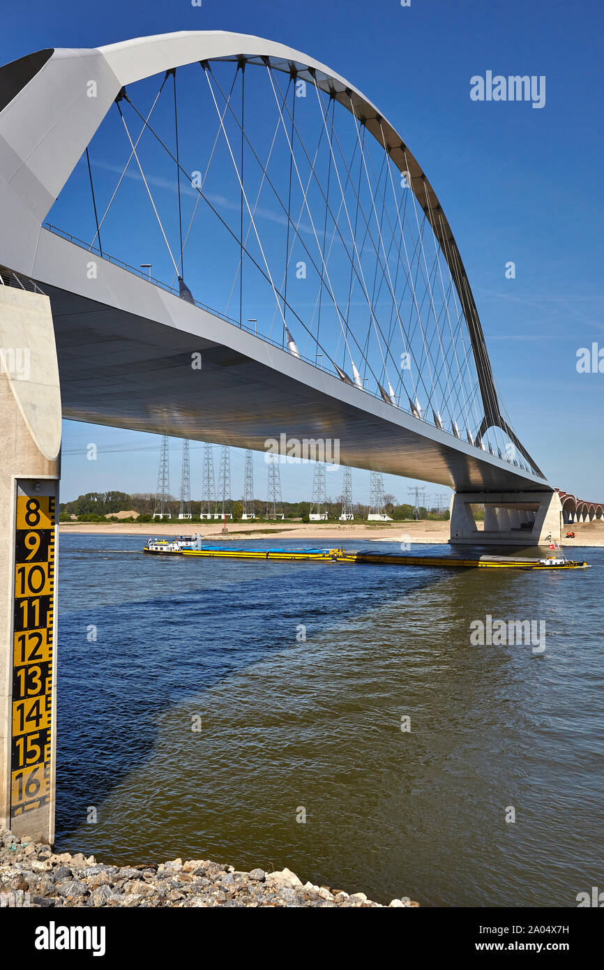 River Barge navigazione sotto il Oversteek ponte che attraversa il fiume Waal a Nijmegen nei Paesi Bassi Foto Stock