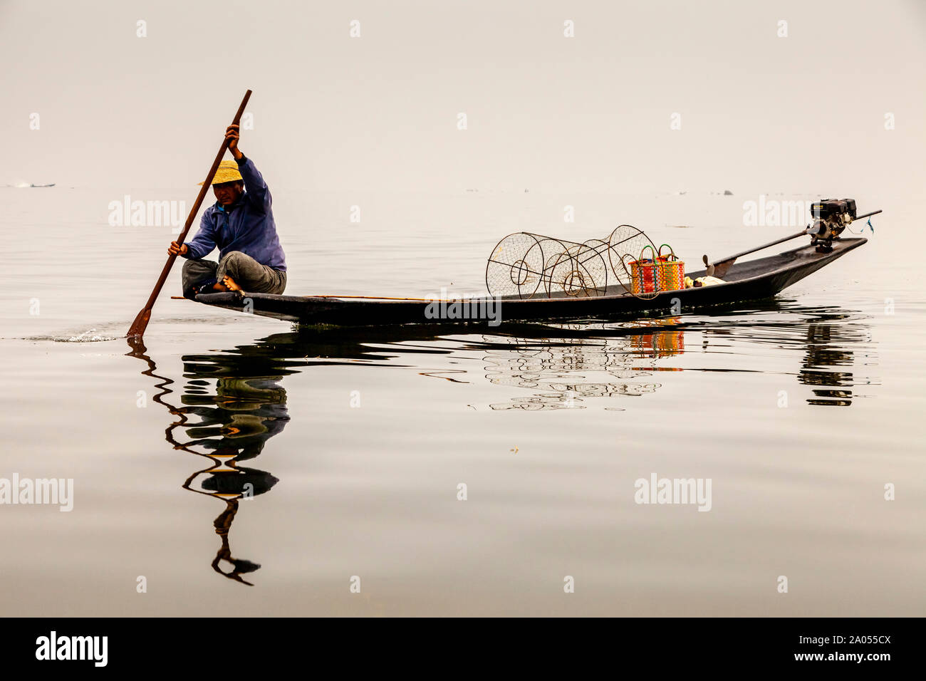 Gamba pescatore di canottaggio, Lago Inle, Stato Shan, Myanmar Foto Stock