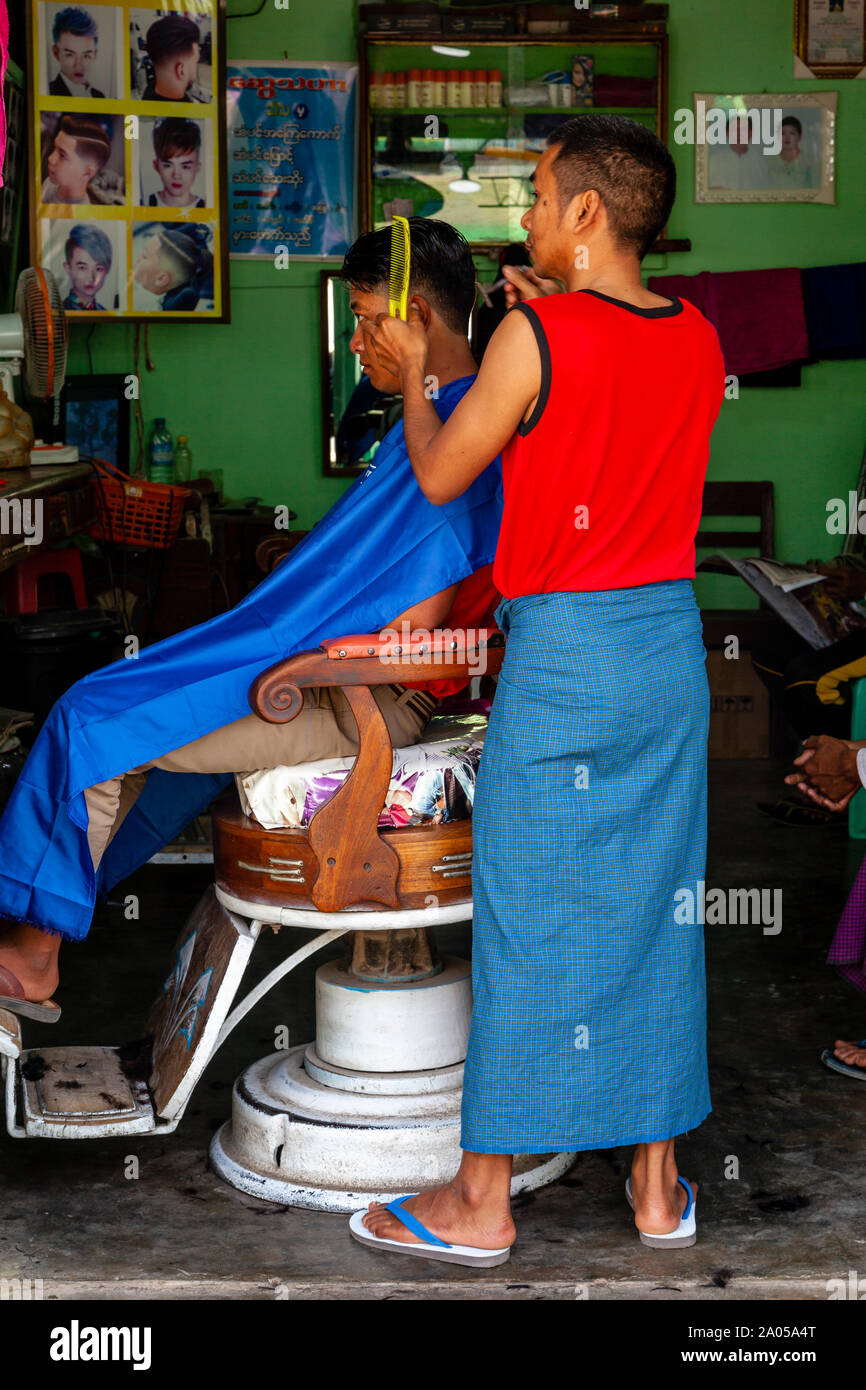 Un uomo birmano avente un taglio di capelli, Nyaung Shwe, Stato Shan, Myanmar Foto Stock Un uomo birmano avente un taglio di capelli, Nyaung Shwe, Stato Shan, Myanmar Foto Stock