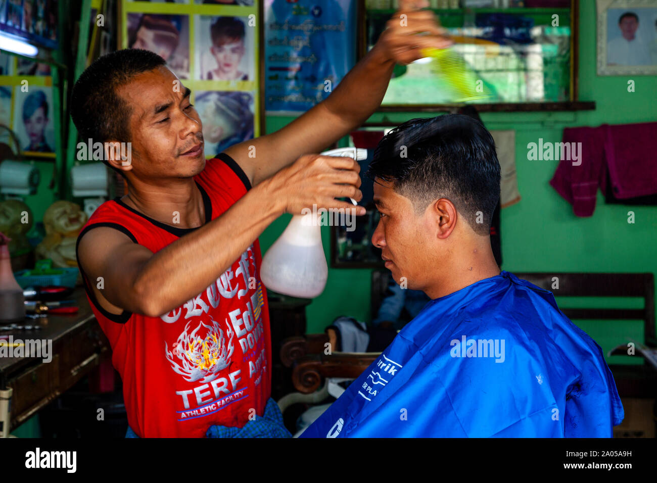 Un uomo birmano avente un taglio di capelli, Nyaung Shwe, Stato Shan, Myanmar Foto Stock Un uomo birmano avente un taglio di capelli, Nyaung Shwe, Stato Shan, Myanmar Foto Stock