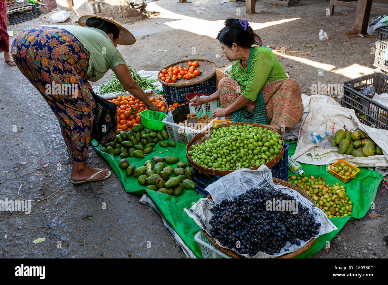 Donne locali l'acquisto e la vendita di frutta e verdura in mercato Mingalar, Nyaung Shwe, Lago Inle, Stato Shan, Myanmar. Foto Stock