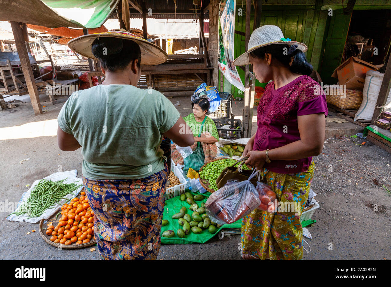 Donne locali l'acquisto e la vendita di frutta e verdura in mercato Mingalar, Nyaung Shwe, Lago Inle, Stato Shan, Myanmar. Foto Stock