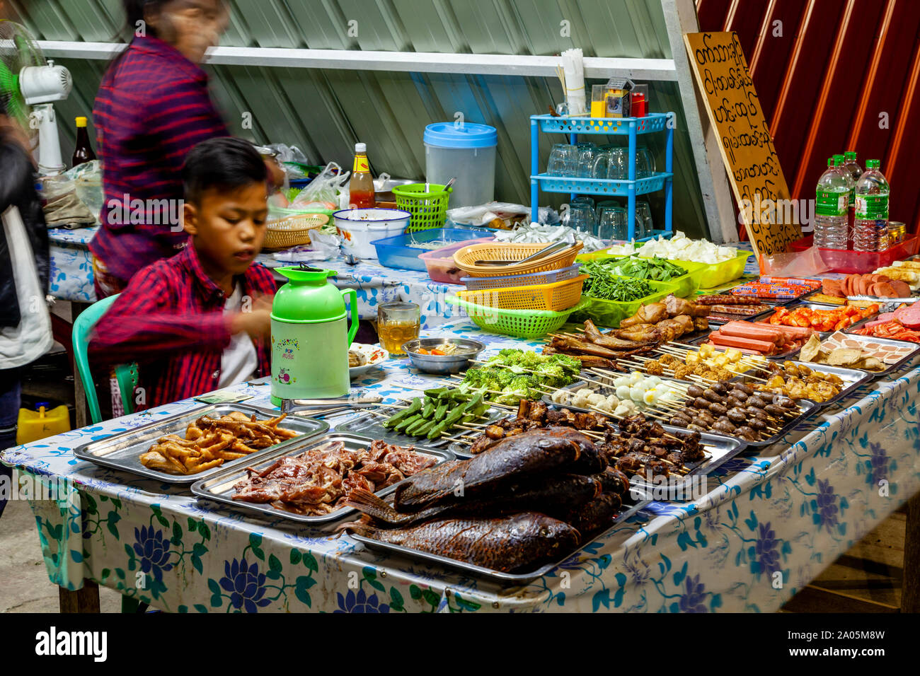 Cucina di strada sul display nella notte di mercato a Nyaung Shwe, Lago Inle, Stato Shan, Myanmar. Foto Stock