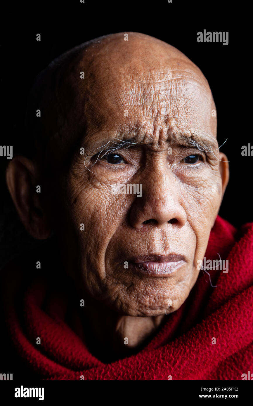 Un ritratto di un monaco buddista a Ywa Thit Monastero, Nyaung Shwe, Stato Shan, Myanmar. Foto Stock