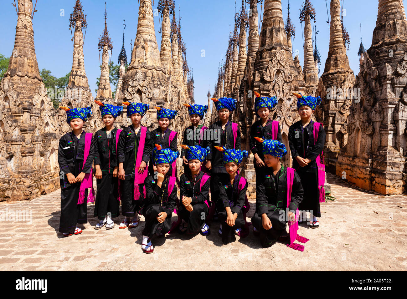 Un gruppo di adolescenti da pa'o gruppo etnico al Kakku Pagoda Festival, Taunggyi, Myanmar. Foto Stock