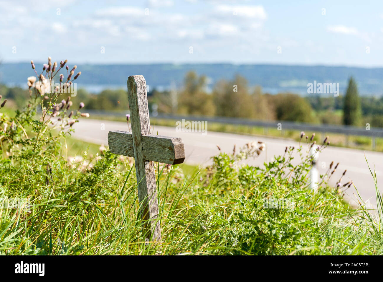 Edicola croce per decessi sulla strada accanto a Road - Marterl, Germania Foto Stock