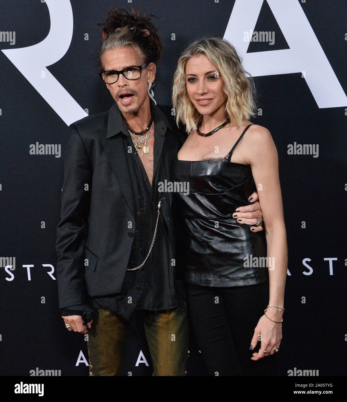 Aerosmith cantante Steven Tyler e la sua fidanzata Aimee Preston assistere alla premiere di Motion Picture sci-fi thriller " Ad Astra" al ArcLight Glossari Affini Cupola della sezione di Hollywood di Los Angeles il Mercoledì, 18 settembre 2019. Storyline astronauta Roy McBride (Brad Pitt) viaggia verso i bordi esterni del sistema solare per trovare il suo padre mancante e svelare un mistero che minaccia la sopravvivenza del nostro pianeta. Il suo viaggio per scoprire i segreti che sfida la natura dell'esistenza umana e il nostro posto nel cosmo. Foto di Jim Ruymen/UPI Foto Stock