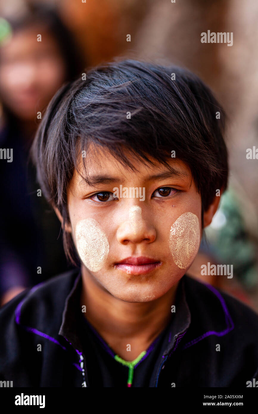 Un ragazzo adolescente dalla pa'o gruppo etnico al Kakku Pagoda Festival, Taunggyi, Stato Shan, Myanmar. Foto Stock
