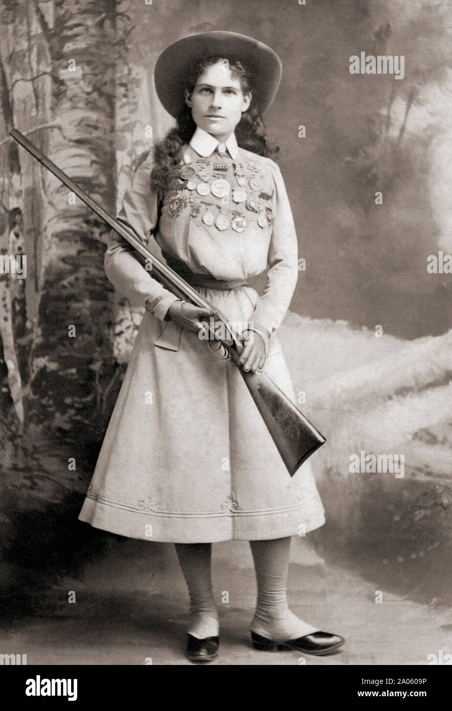Annie Oakley, 1860 - 1926. American sharpshooter e sparatutto in esposizione. Foto Stock