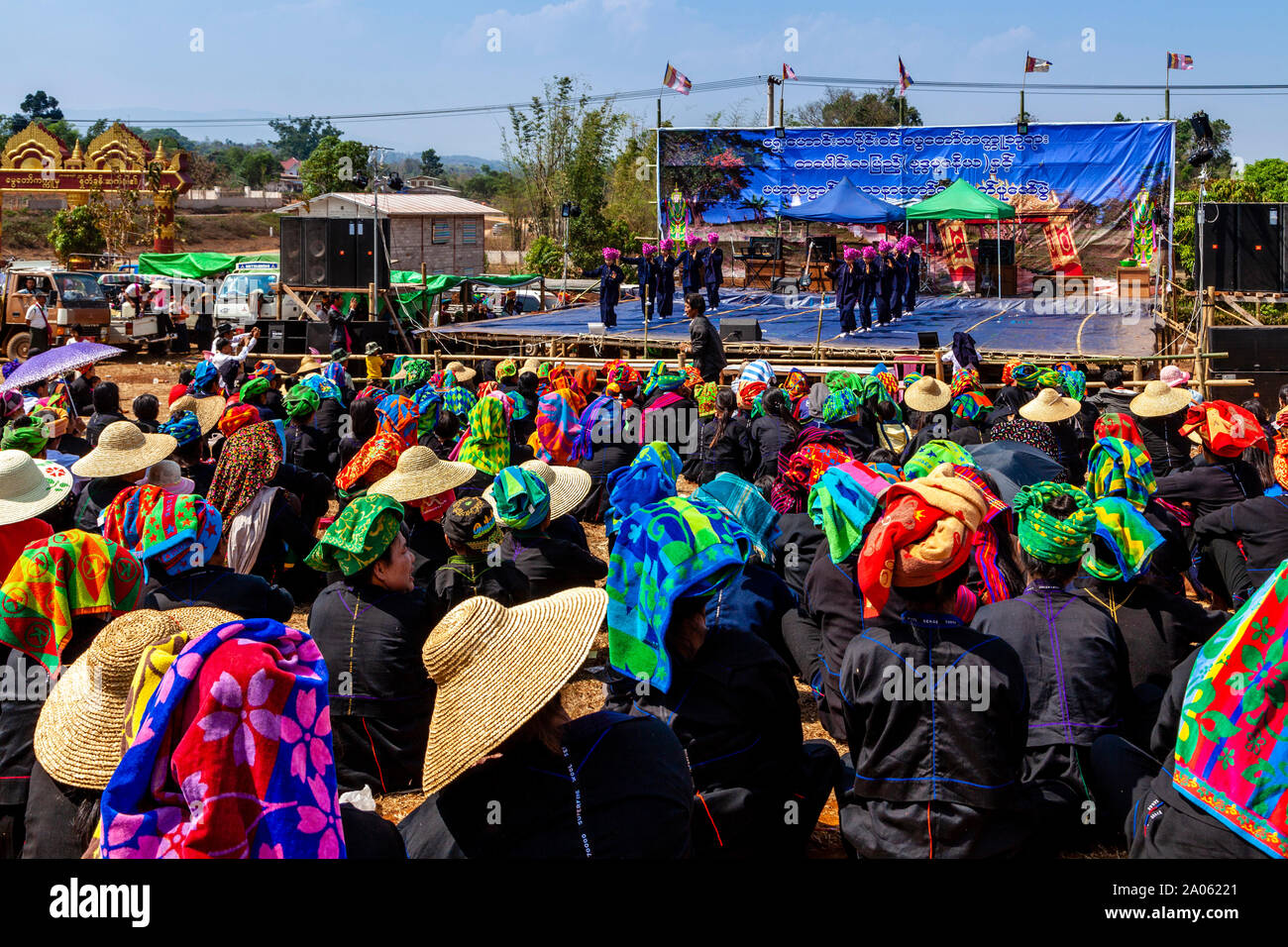 Una grande folla di persone dalla pa'o gruppo etnico guardare uno spettacolo di danza tradizionale a Kakku Pagoda Festival, Taunggyi, Stato Shan, Myanmar. Foto Stock