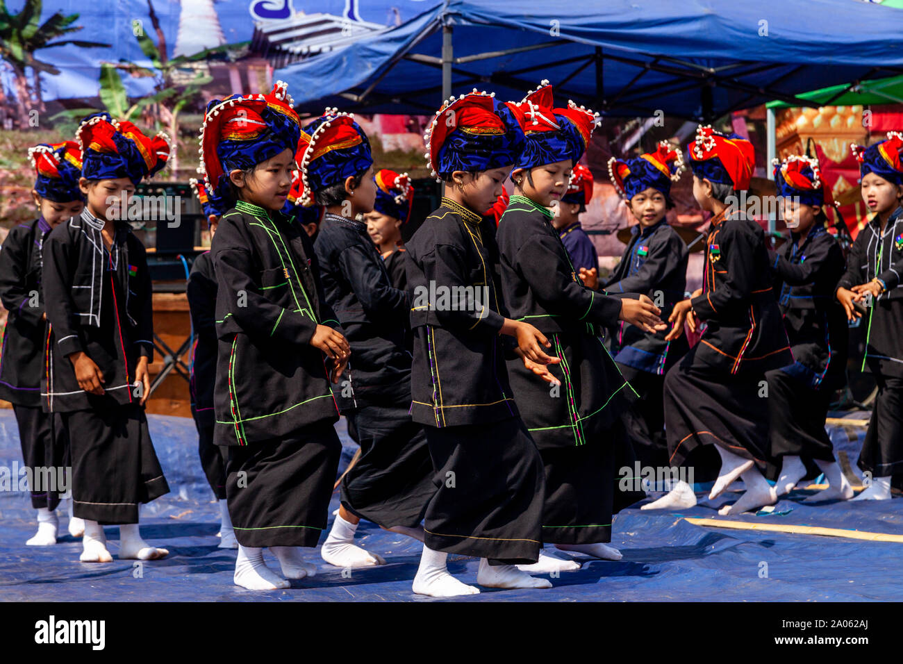 Bambini da pa'o gruppo etnico prendere parte in una danza tradizionale spettacolo al Kakku Pagoda Festival, Taunggyi, Stato Shan, Myanmar. Foto Stock