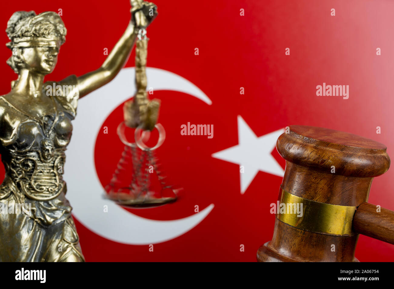 Diritto, giudice mazzuolo e bandiera turca Foto Stock