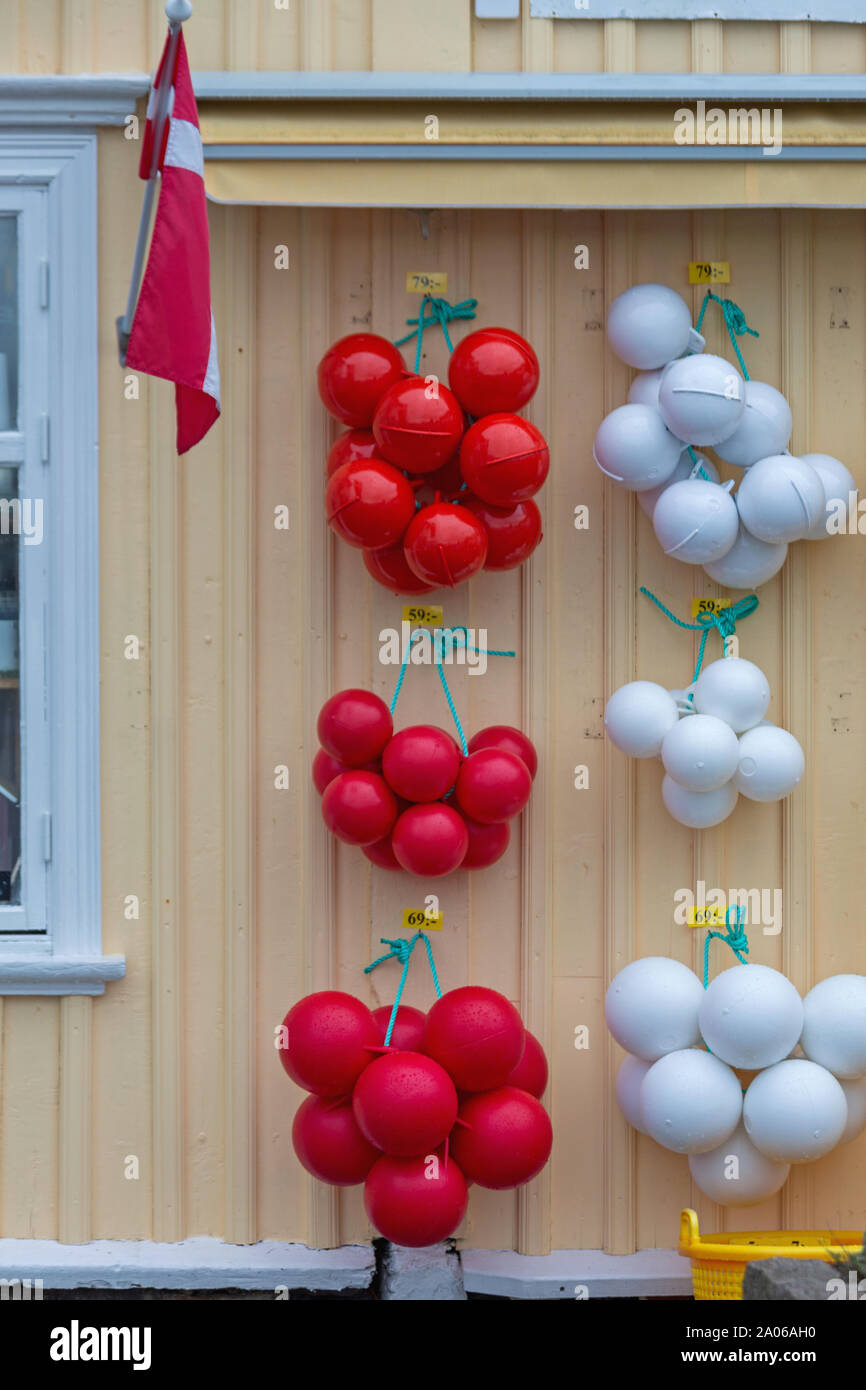 Barca nuova sfera i parafanghi in cluster in corrispondenza della parete Foto Stock