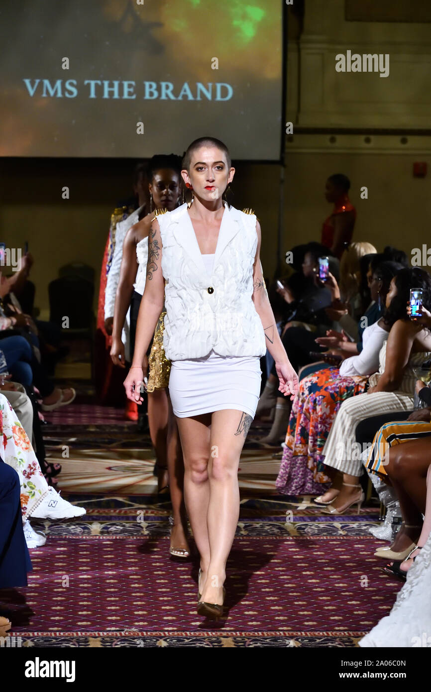 I modelli a piedi per le VM di designer il marchio alla moda di New York vetrina SS-20 durante la NY Fashion Week al Roosevelt Hotel (5387). Foto Stock