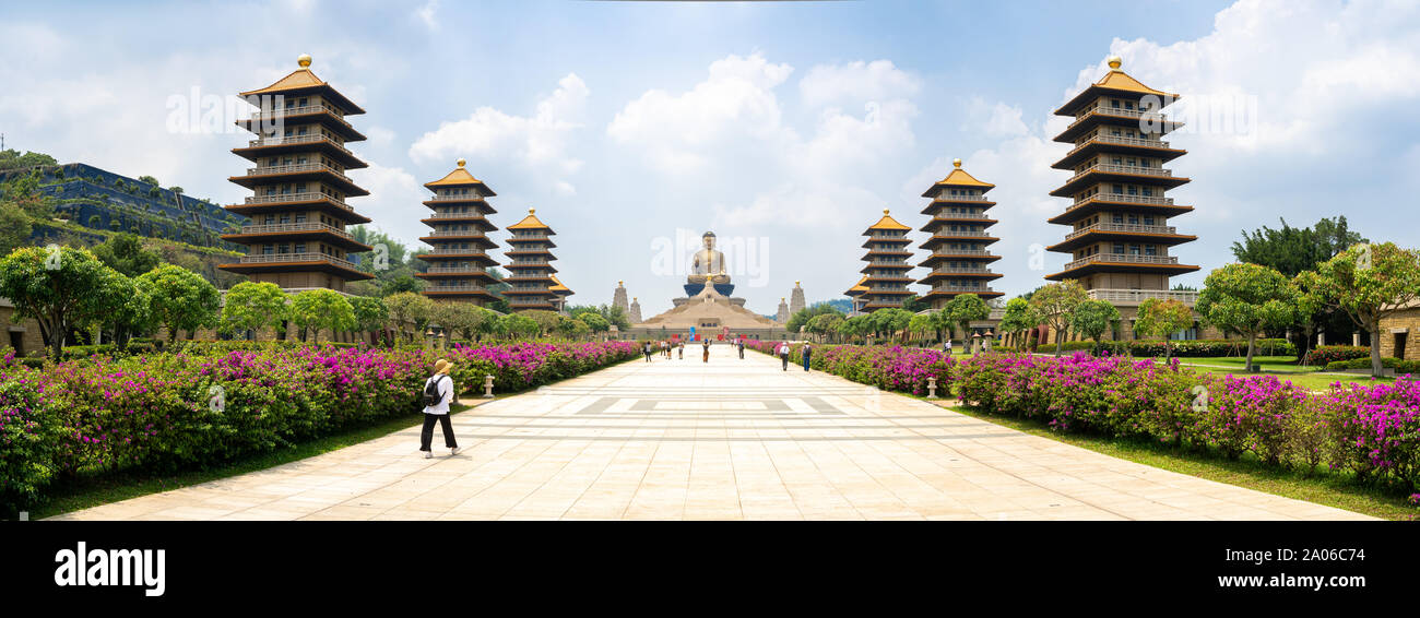 Kaohsiung, Taiwan: Panorama della Fo Guang Shan Buddha con le pagode su entrambi i lati e turisti a piedi verso la statua del Buddha Foto Stock