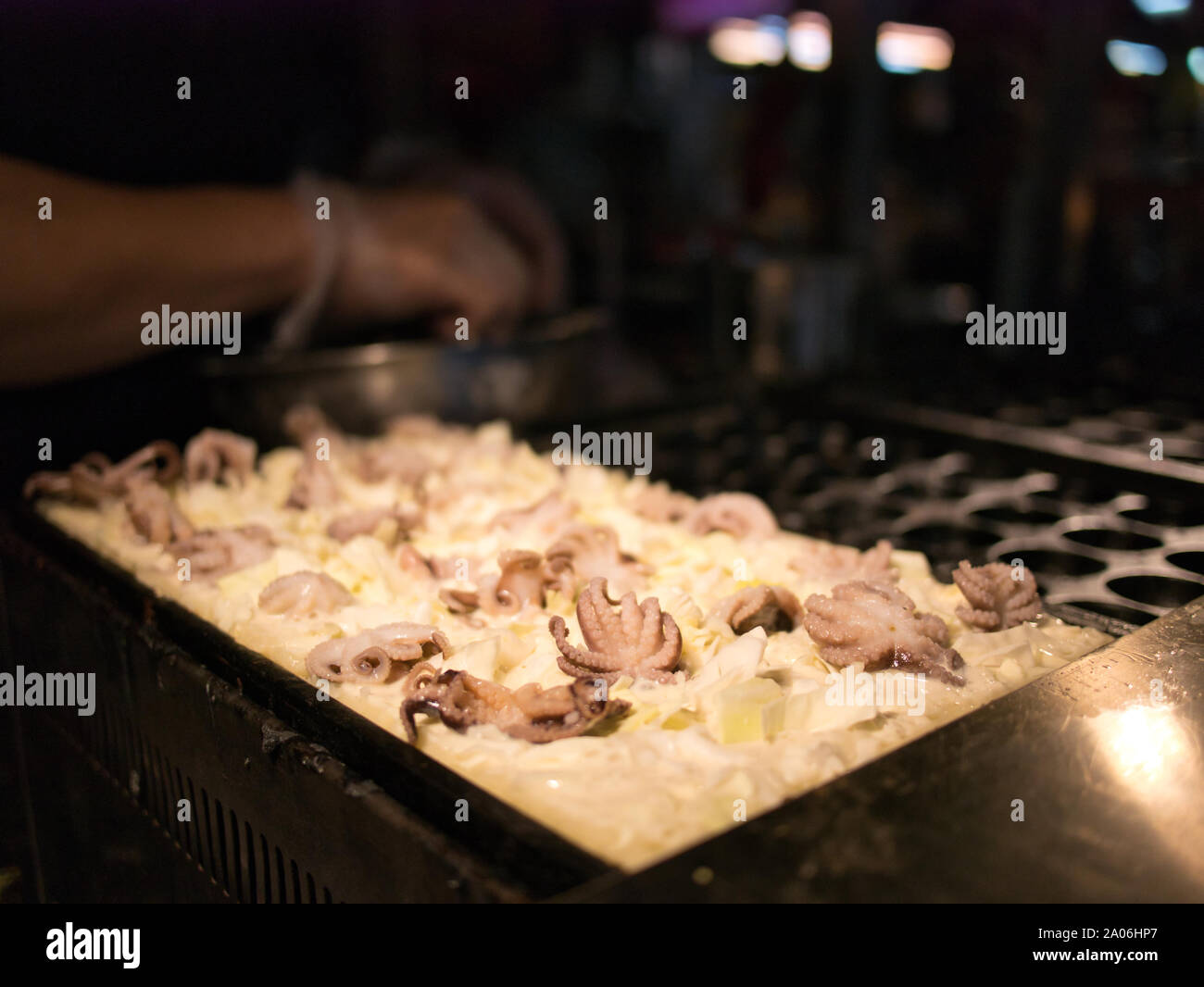 La preparazione di stile Taiwanese Takoyaki presso un mercato notturno in Taipei, Taiwan Foto Stock