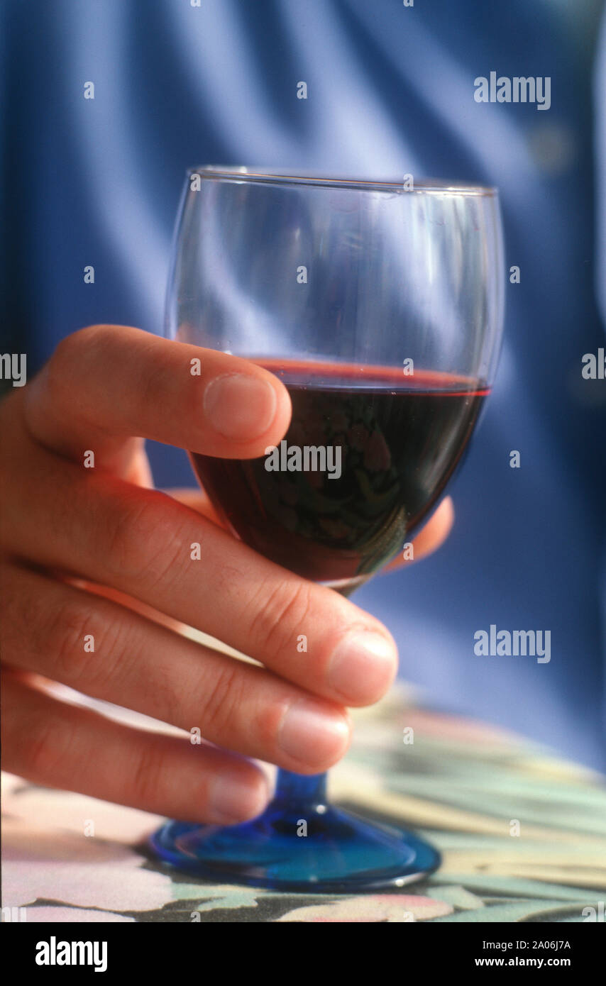 Uomo con un bicchiere di vino rosso Foto Stock