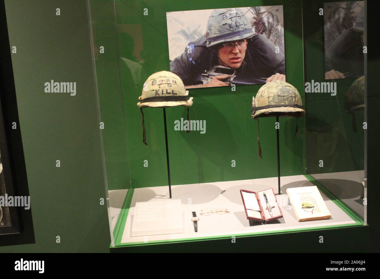 Londra, Regno Unito. Stanley Kubrick: la mostra. Una mostra con le foto, puntelli, script, disegni e tutto associato con la carriera di regista Stanley Kubrick. Foto di Matthew Modine il casco in Full Metal Jacket. Design Museum di Londra. Il 15 settembre 2019. Ref:LMK00-SLIB180919-001 Steve Bealing/Landmark WWW.LMKMEDIA.COM Media Foto Stock