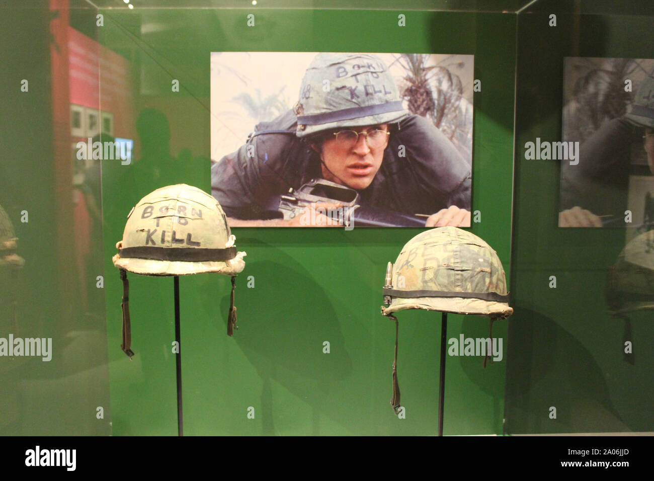 Londra, Regno Unito. Stanley Kubrick: la mostra. Una mostra con le foto, puntelli, script, disegni e tutto associato con la carriera di regista Stanley Kubrick. Foto di Matthew Modine il casco in Full Metal Jacket. Design Museum di Londra. Il 15 settembre 2019. Ref:LMK00-SLIB180919-001 Steve Bealing/Landmark WWW.LMKMEDIA.COM Media Foto Stock