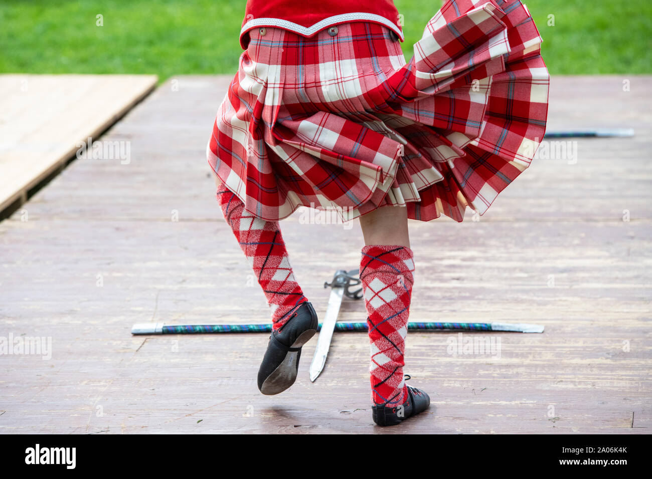 Highland ballo di spada. Giovani highland dancing ragazze a Peebles Highland Games. Peebles, Scottish Borders, Scozia Foto Stock