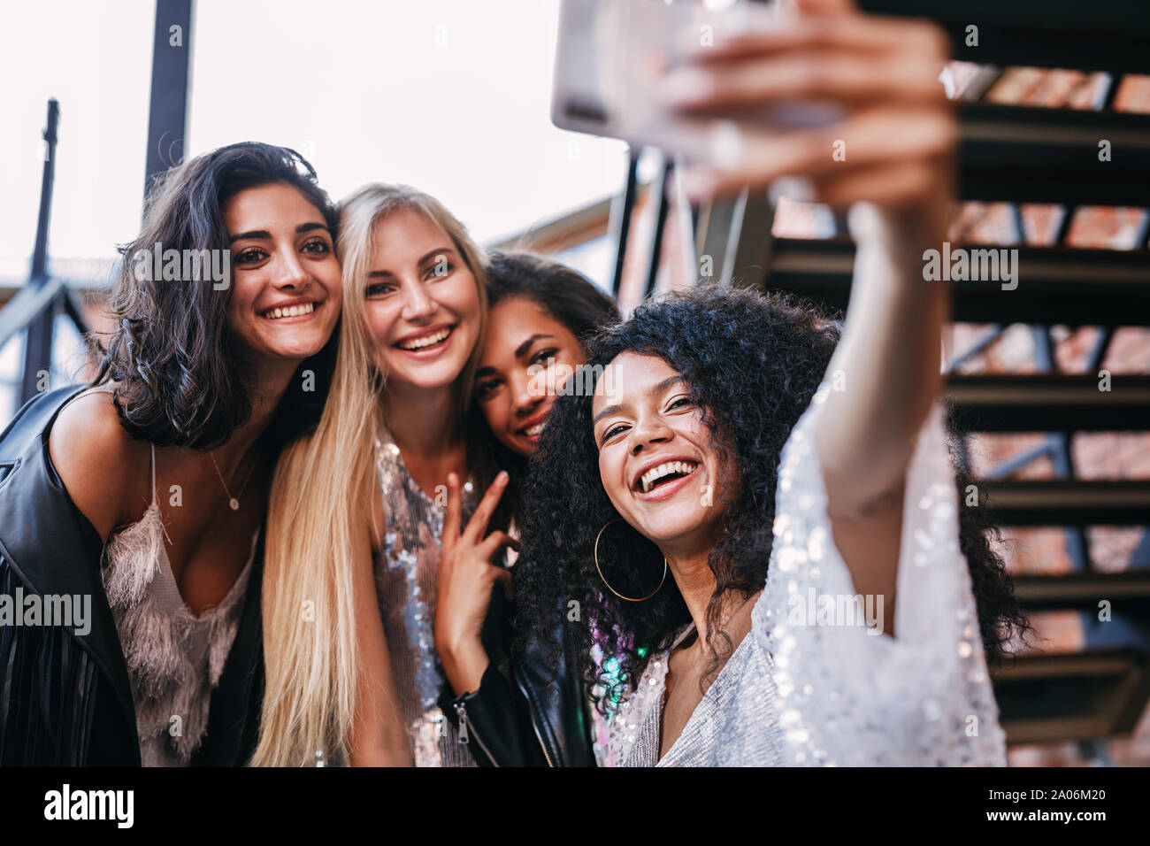 Happy amici guardando sullo smartphone. Donna sorridente prendendo un selfie. Foto Stock