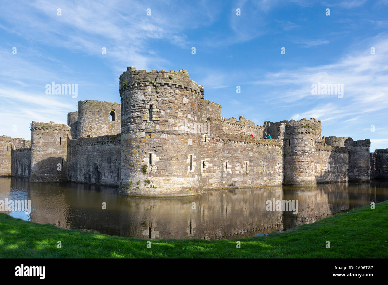 Beaumaris, Anglesey, Galles, Regno Unito. Il castello del XIV secolo. Esso fa parte del Patrimonio Mondiale dell'UNESCO che include un gruppo di castelli Foto Stock