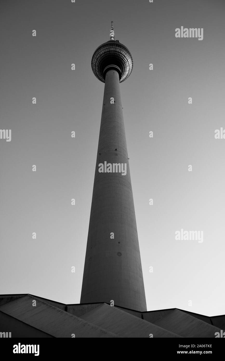 Di Berlino e la Torre della TV, la Fernsehturm, al tramonto. Foto Stock
