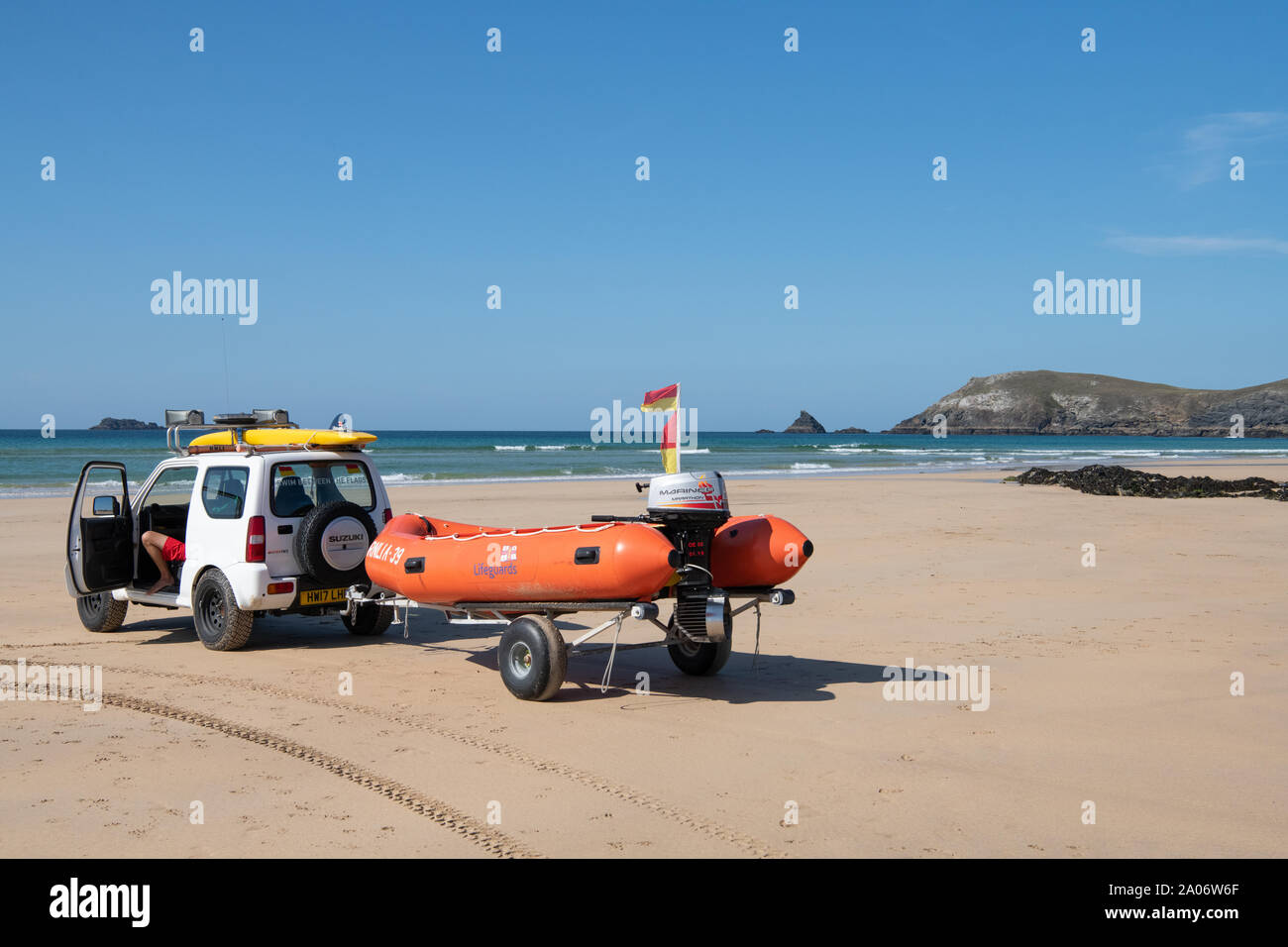 RNLI veicolo e barca di sicurezza pronto a proteggere il pubblico Constantine Beach, North Cornwall, Inghilterra, Regno Unito Foto Stock