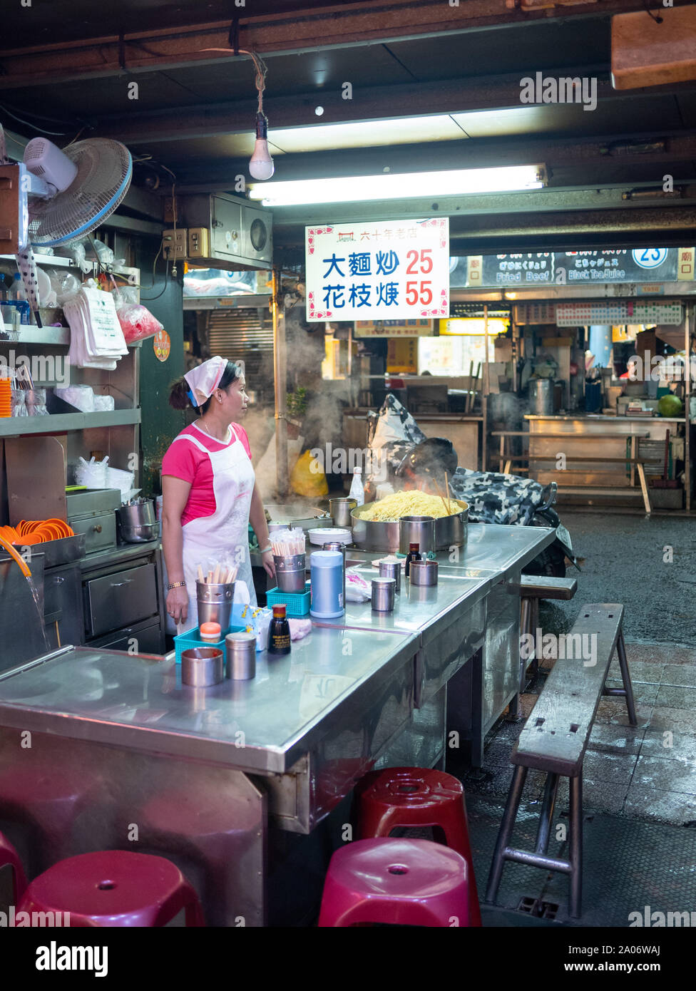 Taipei, Taiwan: donna Taiwanese vendere fresca zuppa di noodle al suo street food in Taipei di Notte Foto Stock