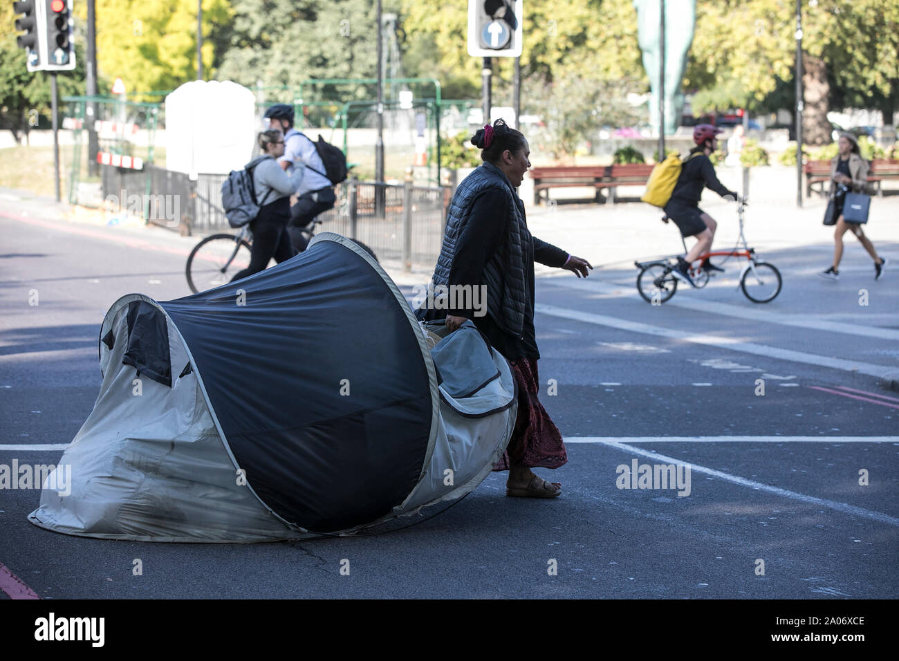 Roma immigrati cancellata dalla polizia di dove sono state campeggio a Park Lane a Mayfair e non vi sono state segnalazioni di un crimewave, London REGNO UNITO Foto Stock