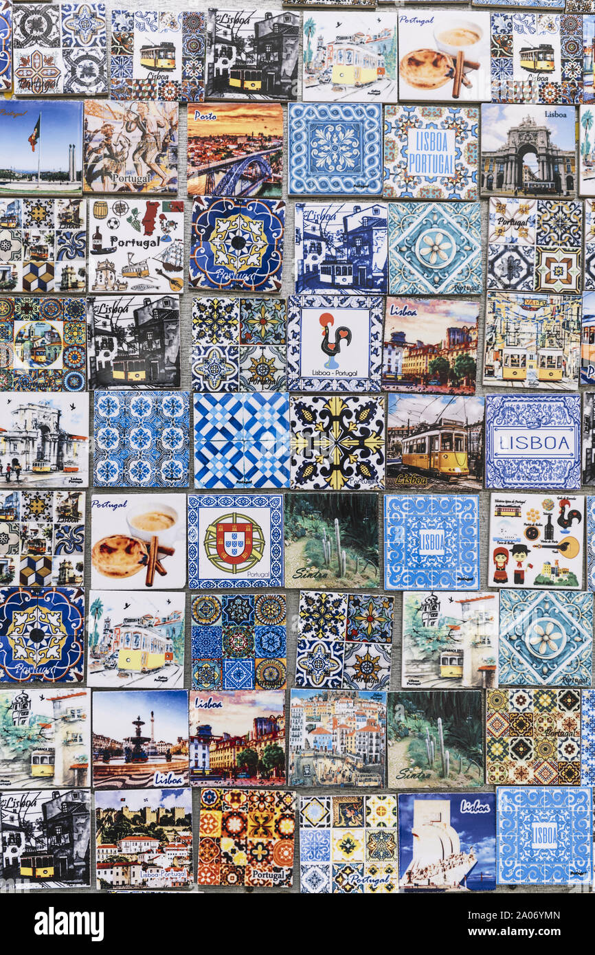 Lisbona, Portogallo - agosto, 2019: Foto verticale dei souvenir del tradizionale azulejo portoghese di piastrelle con immagini tipiche e modello geometrico Foto Stock