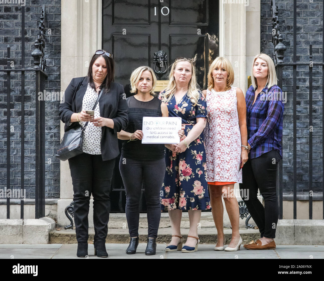 Westminster, Londra, Regno Unito, 19 Sett 2019. Gli attivisti da "fine il nostro dolore", Joanne, Rachel Elaine, Samantha e Ilmarie, insieme con il lavoro MP Tonia Antoniazzi (non mostrato qui), la mano in una petizione per la legalizzazione di e un migliore accesso per la cannabis medica sotto prescrizione medica al n. 10 di Downing Street oggi. La loro storia è stata ampiamente coperto in questi ultimi giorni come tutte le donne sono direttamente colpiti personalmente o attraverso i propri cari la cui sofferenza è facilitata per la cannabis medica. Credito: Imageplotter/Alamy Live News Foto Stock