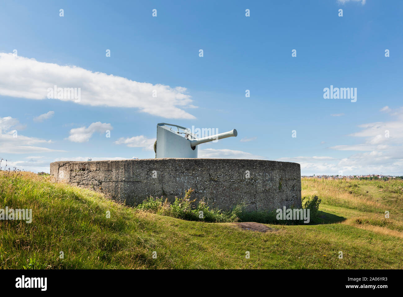 La manutenzione sulla roccia Trow scomparendo gun piattaforma una reliquia di guerra sul Tyneside costa tra Souter e South Shields Foto Stock