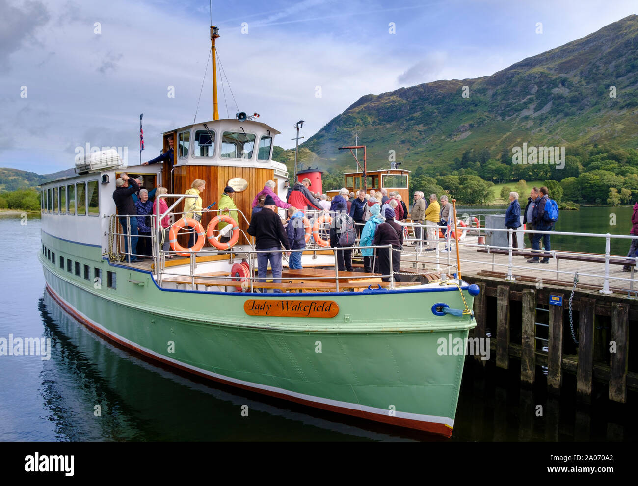 Lake Ullswater - passeggeri in un giorno di viaggio su un sistema per la cottura a vapore di Lakeland ferry boat nel Lake District Cumbria Foto Stock