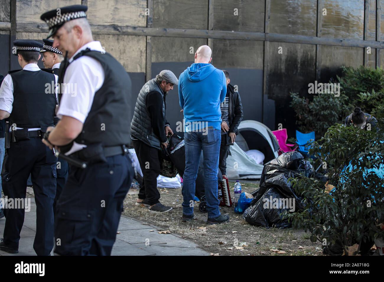 Roma immigrati cancellata dalla polizia di dove sono state campeggio a Park Lane a Mayfair e non vi sono state segnalazioni di un crimewave, London REGNO UNITO Foto Stock