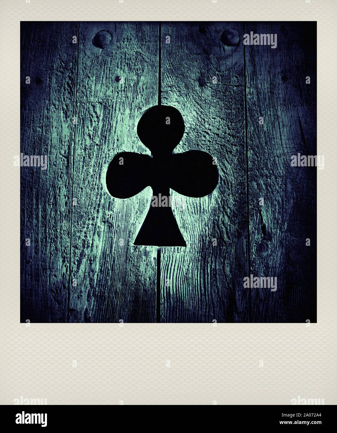 A forma di trifoglio ritagliato nella porta di legno Foto Stock