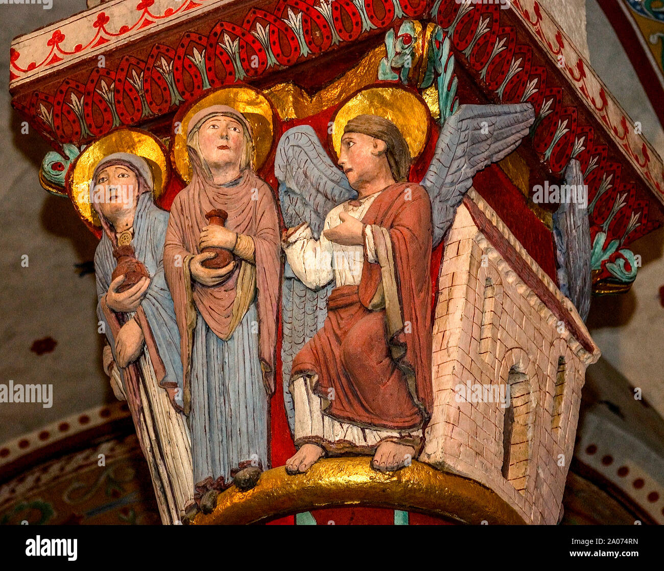Pilastro (le Sacre donne alla tomba), chiesa romana di Saint-Austremoine d'Issoire, Issoire, Alvernia, Francia Foto Stock