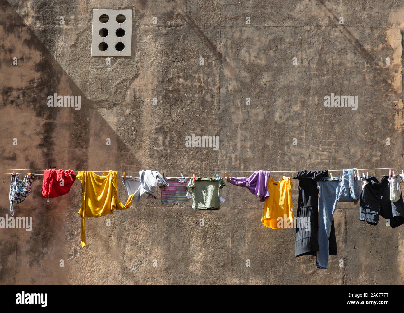 Linea di abbigliamento - vestiti appesi ad asciugare, abiti colorati linea con stendibiancheria, Dubrovnik Croazia Europa Foto Stock
