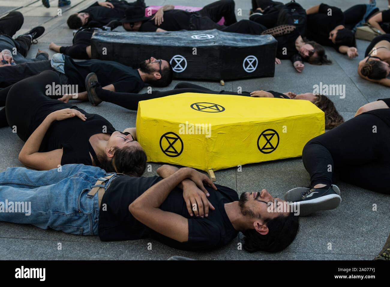 Madrid, Spagna. Settembre 19th, 2019. Estinzione della ribellione attivisti eseguendo una marcia funebre collocata davanti al Congresso dei Deputati, protestando sotto lo slogan "non vogliamo nuove elezioni". Le elezioni si svolgeranno in Spagna il 11 novembre dal candidato Pedro Sanchez non ha abbastanza il sostegno del Parlamento alla carica di Primo Ministro. Credito: Marcos del Mazo/Alamy Live News Foto Stock