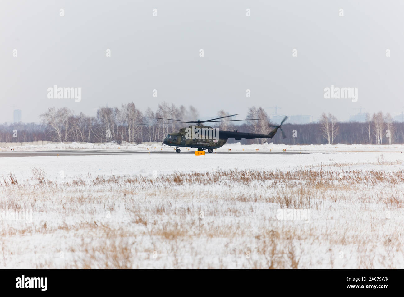 Elicottero militare sulla pista Foto Stock
