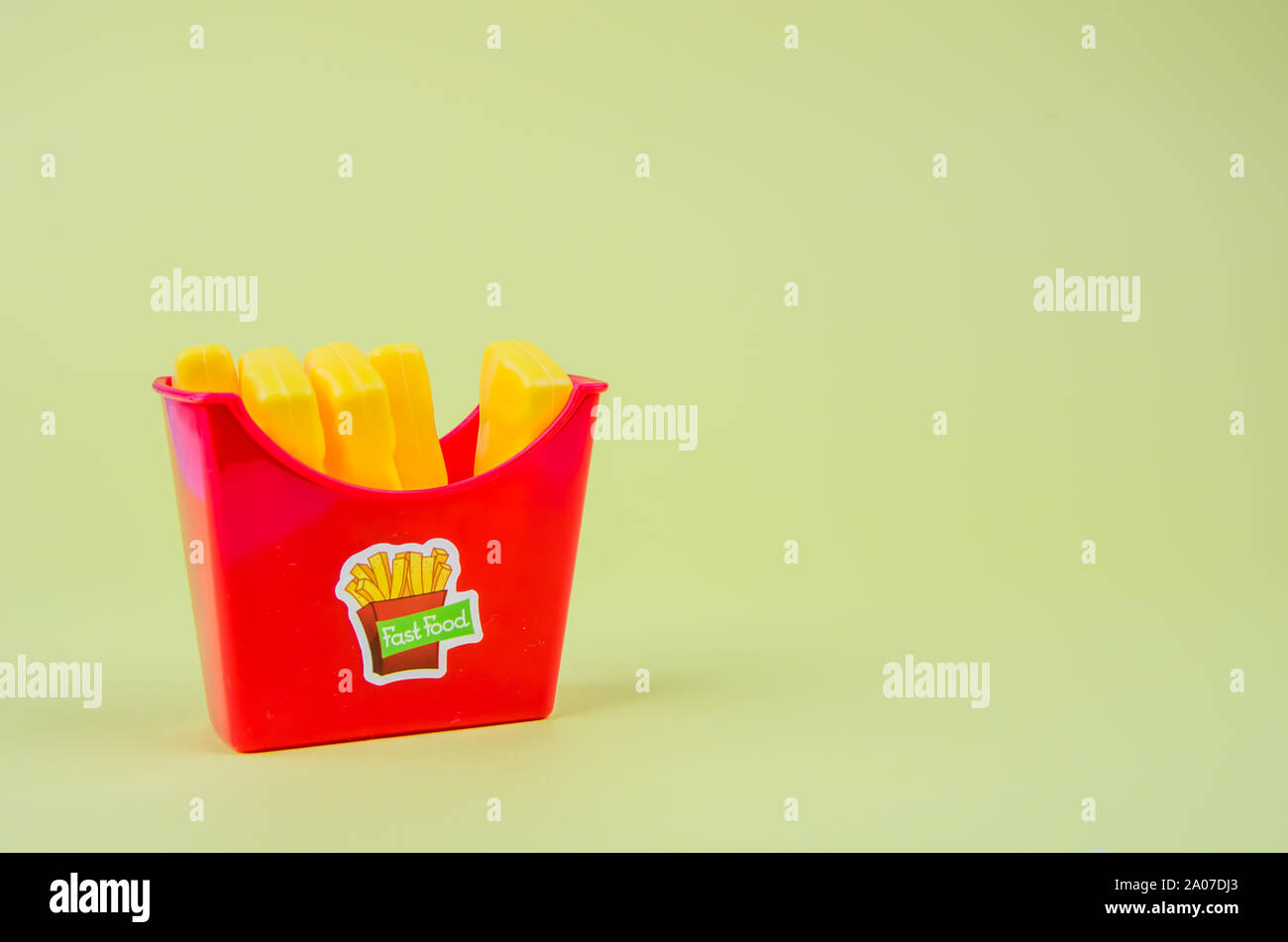 Il fast food. plastica patatine fritte su uno sfondo giallo. copia spazio. horisontal Foto Stock