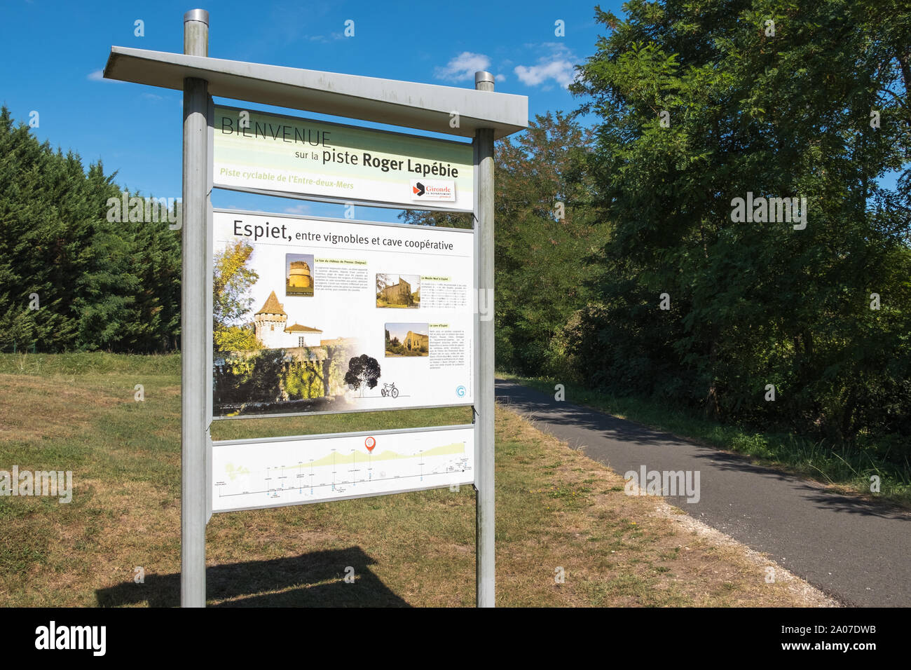 La pista di Roger Lepebie, a 47km di pista ciclabile su una vecchia linea ferroviaria che corre attraverso i vigneti di Bordeaux da città di Bordeaux in Gironde, Francia Foto Stock