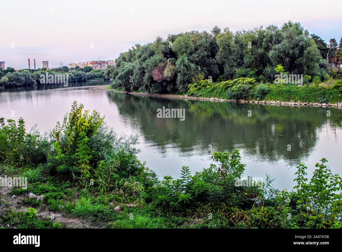 Immagine del fiume con salici su entrambe le banche nella città di Arad , Romania Foto Stock