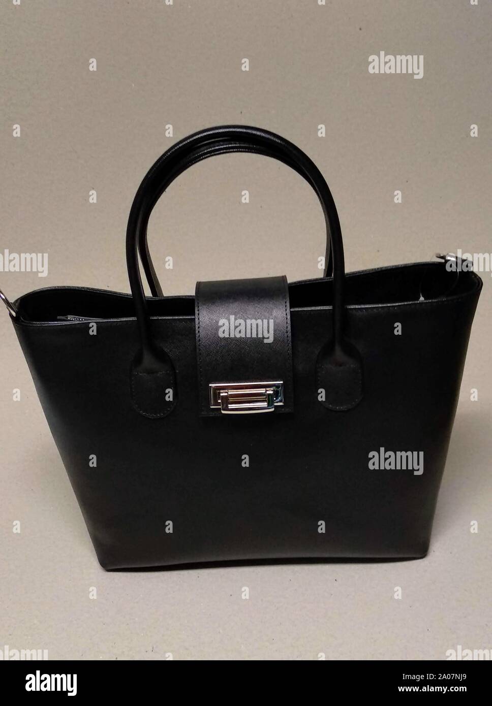 Nera borsa in pelle per le donne con cerniera e chiusura in argento Foto Stock