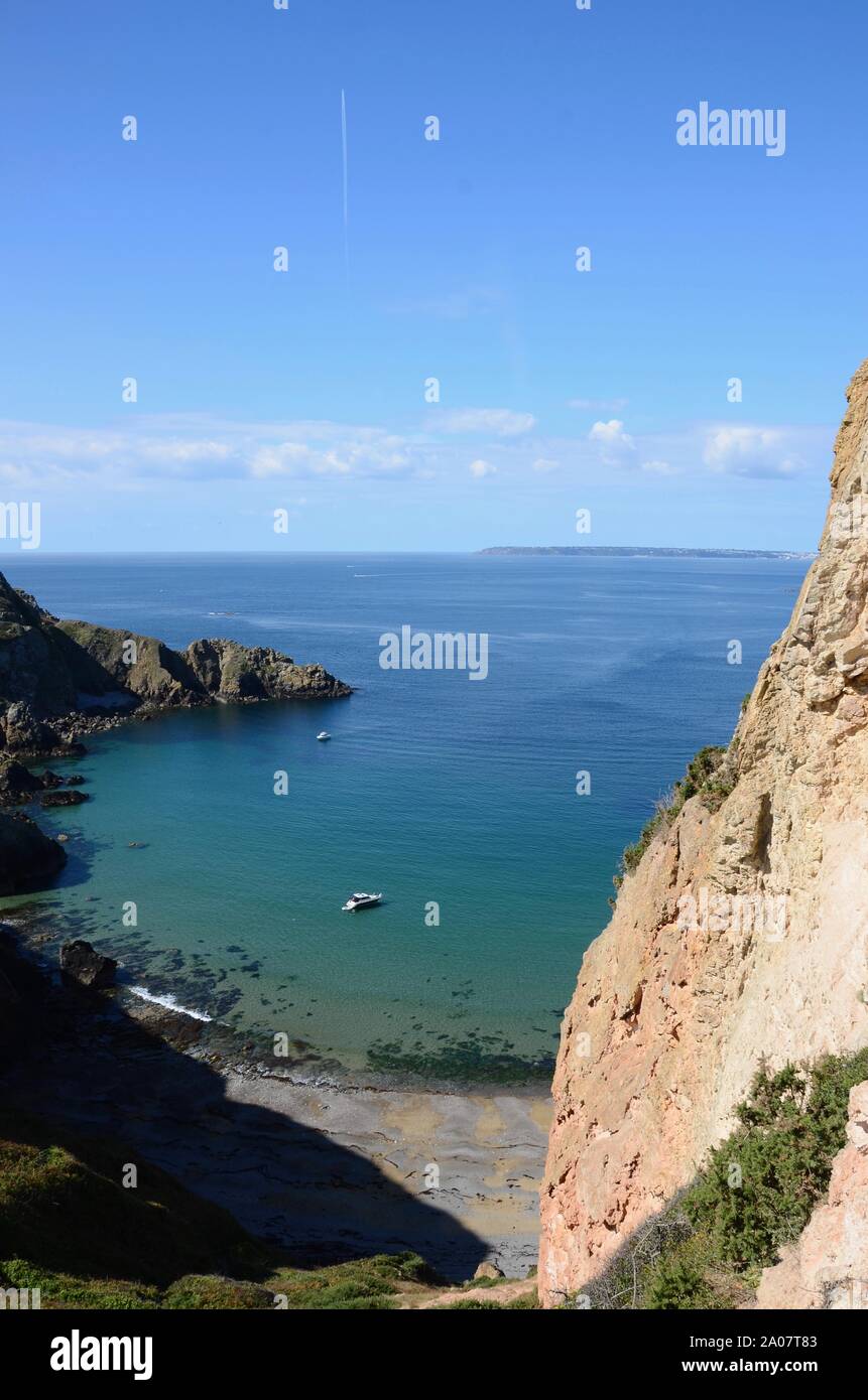 La grande baia di Greve a La Coupee, la Causeway linking Grand Sark e poco Sark, l'isola di Guernsey e di Herm in distanza, Isole del Canale, REGNO UNITO Foto Stock