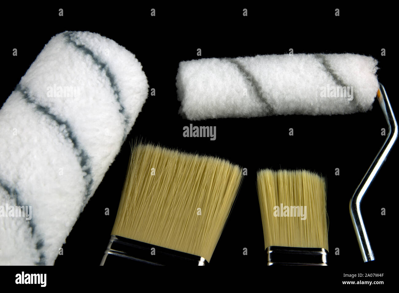 La decorazione di pennelli e rulli isolati su uno sfondo nero Foto Stock