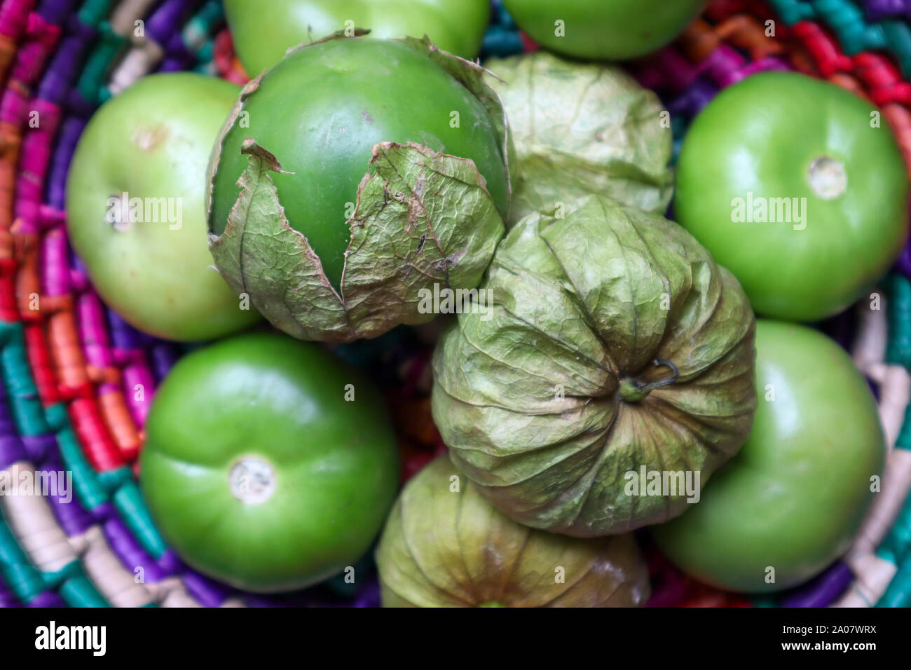 Tomatillos nel cestello in cucina messicana Foto Stock