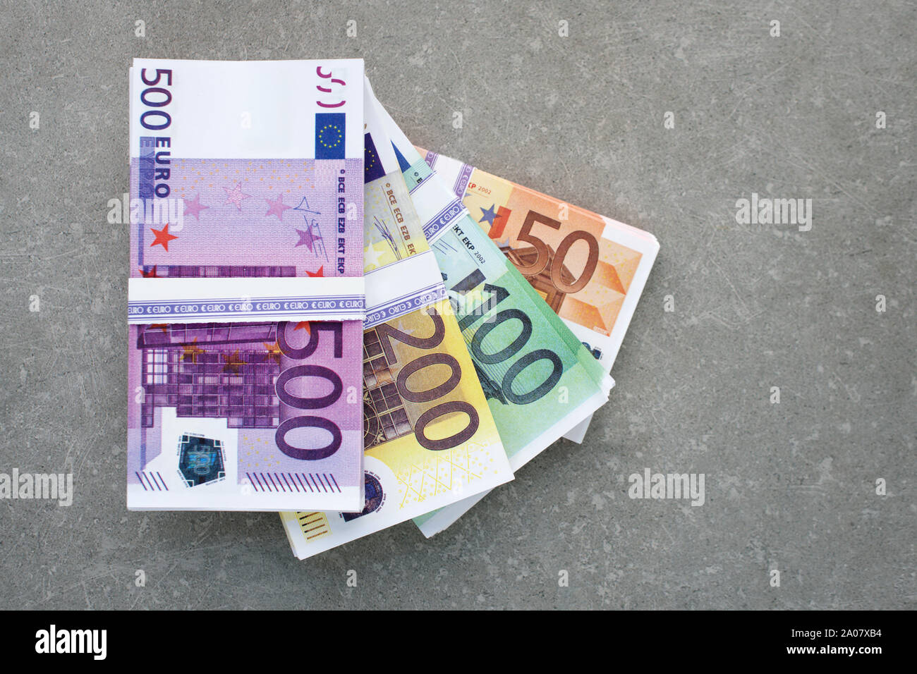 Valuta Euro denaro. Denaro contante, Euro Bills. Pile di banconote su sfondo concreto nel cinquecento, due centinaia, uno centinaia e negli anni cinquanta Foto Stock