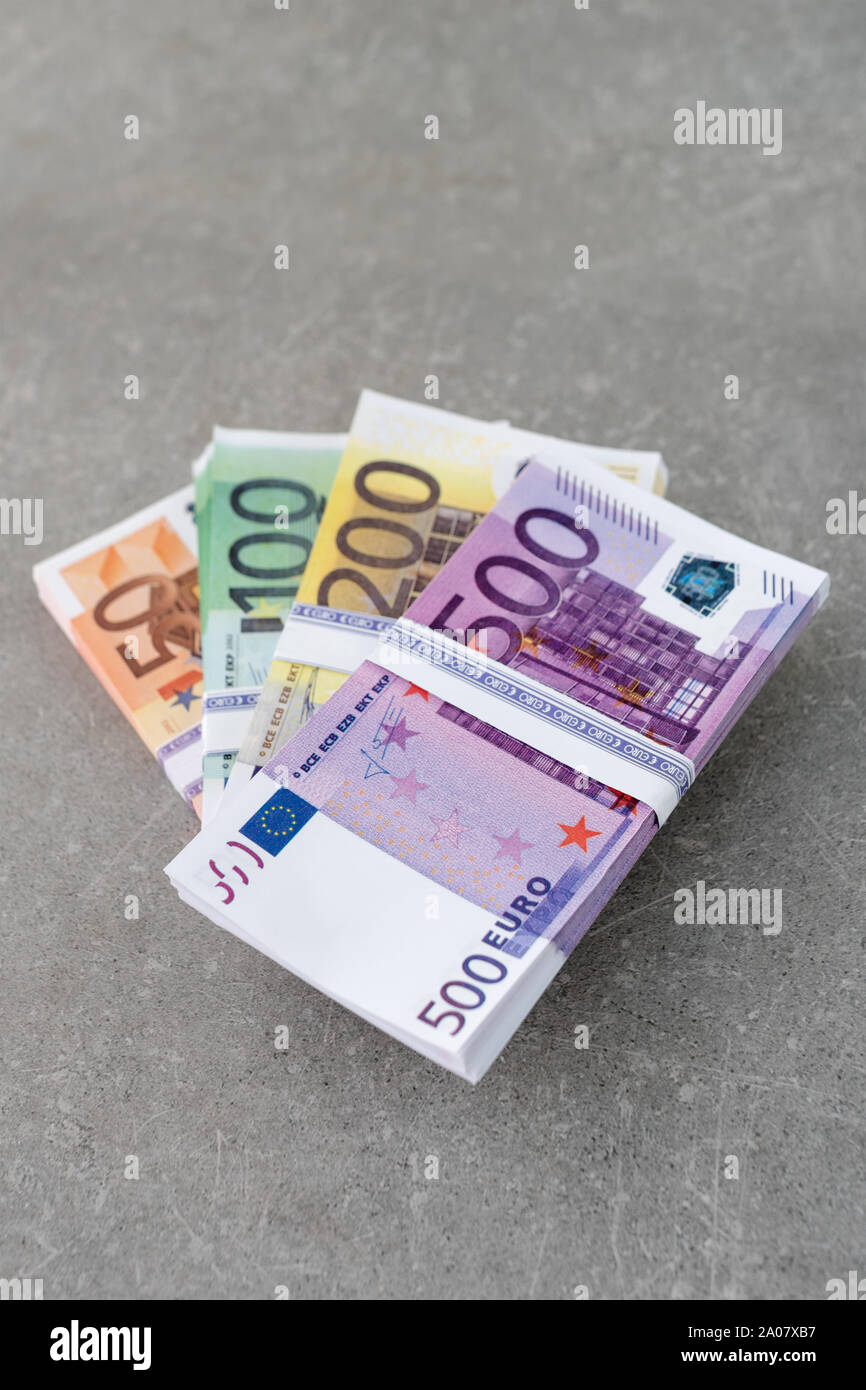 Valuta Euro denaro. Denaro contante, Euro Bills. Pile di banconote su sfondo concreto nel cinquecento, due centinaia, uno centinaia e negli anni cinquanta Foto Stock